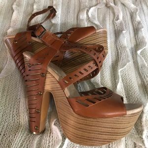 Jessica Simpson shows